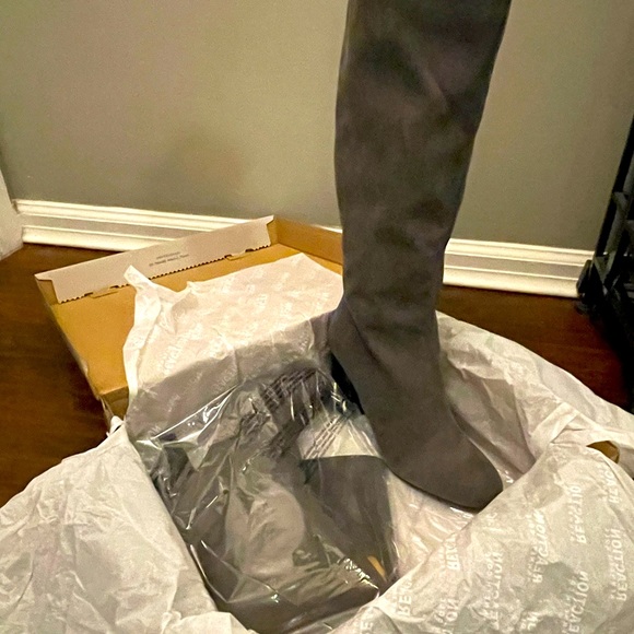 Reaction by Kenneth Cole.Size8.5, Tall gray boot w heel. NWT. - Picture 7 of 8